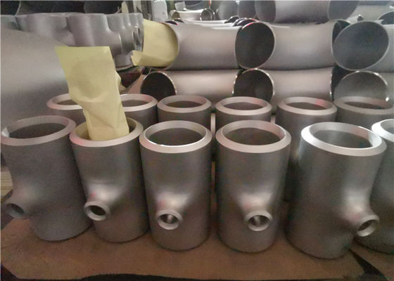 El extremo inconsútil TP304 soldó con autógena la instalación de tuberías igual de la camiseta de 110m m barnizada