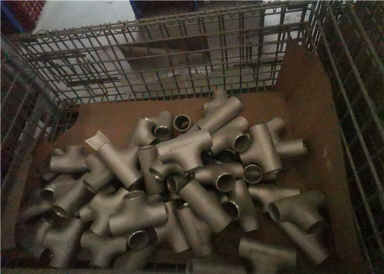 El extremo inconsútil TP304 soldó con autógena la instalación de tuberías igual de la camiseta de 110m m barnizada